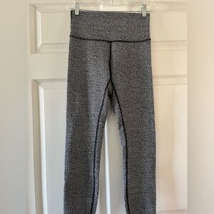 Lululemon Wunder Under Crop (High-Rise) *21"
Teeny Tooth White Black